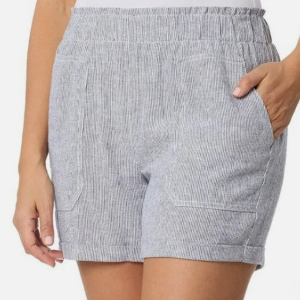 NWT Briggs Navy pinstriped women's shorts with pockets size large